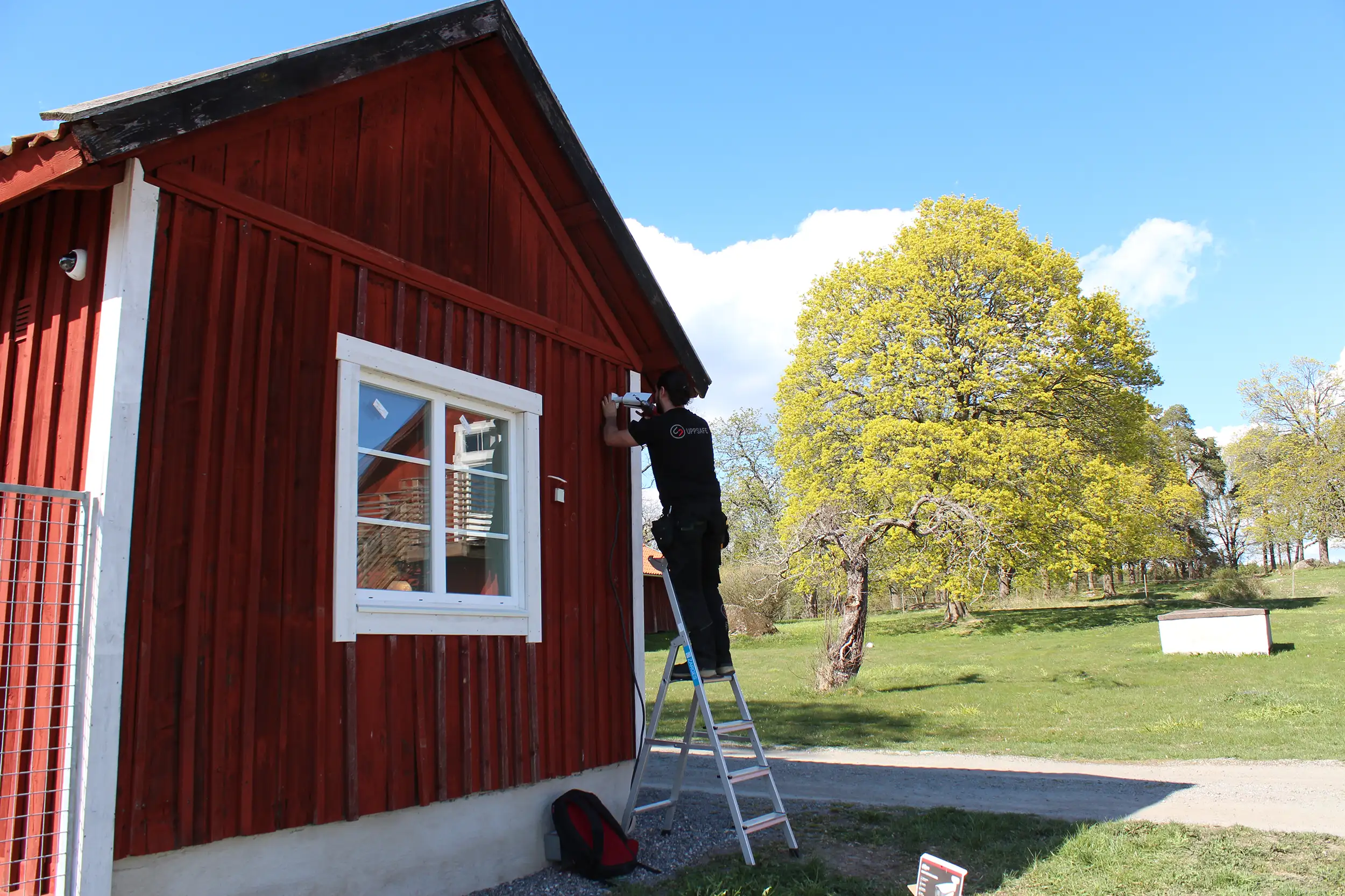 Uppsafe installerar kameraövervakning på hus